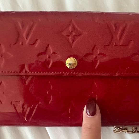 Louis Vuitton Vernis Sarah Wallet/Crossbody with Gold Chain in Cherry Red - Picture 5 of 16